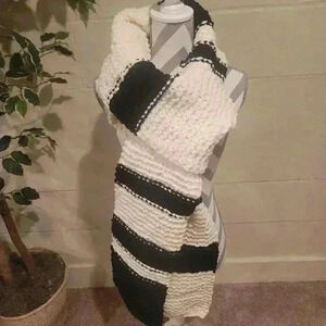 Handmade Chunky Yarn Knit Scarf Oversize Womens BLK/WHT Warm Cozy Fall Winter.